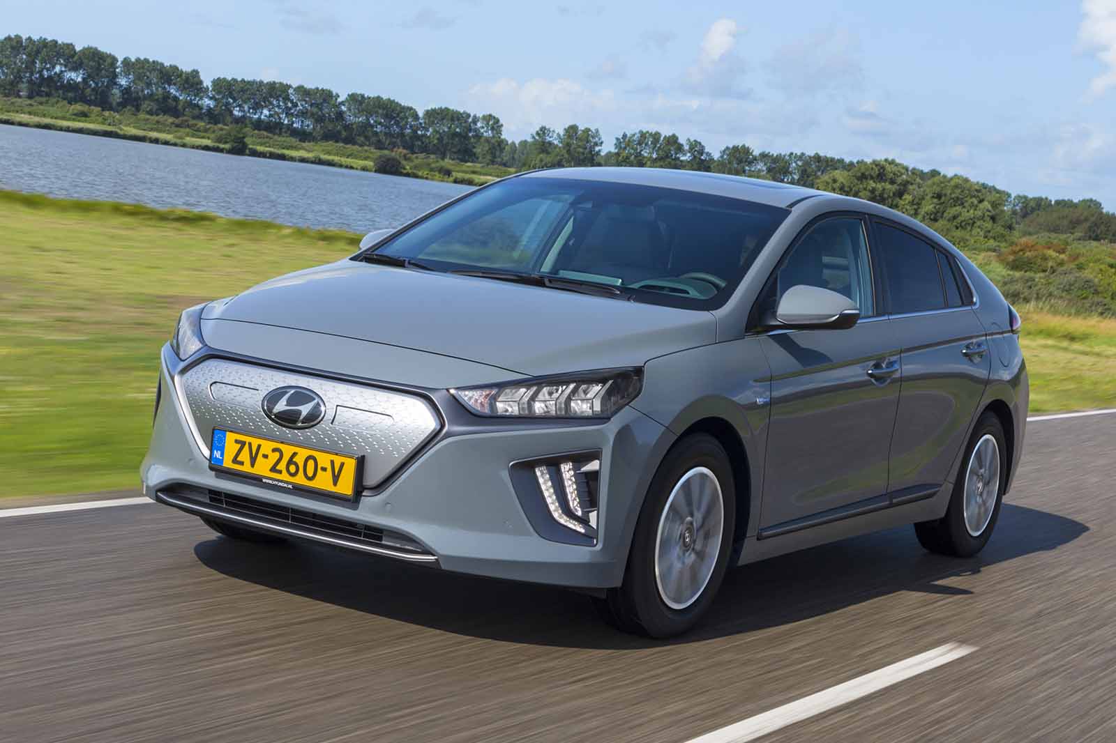 Hyundai Ioniq Hybrid 2019 front tracking
