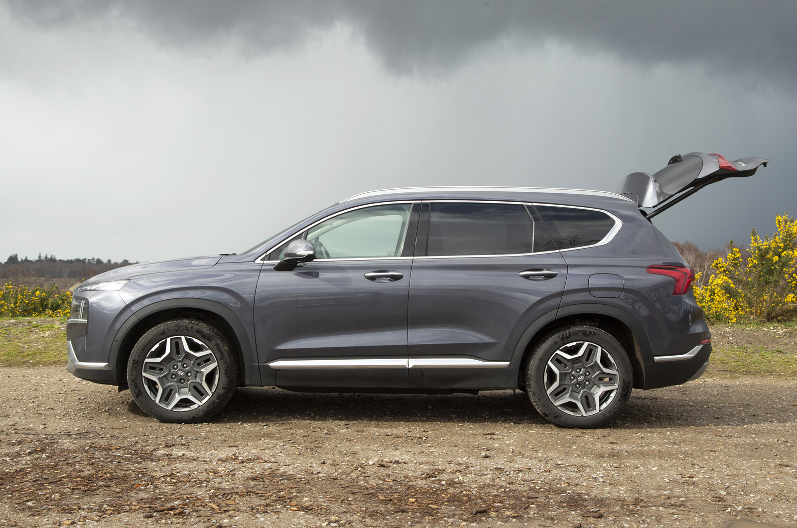 Hyundai Santa Fe side with boot open