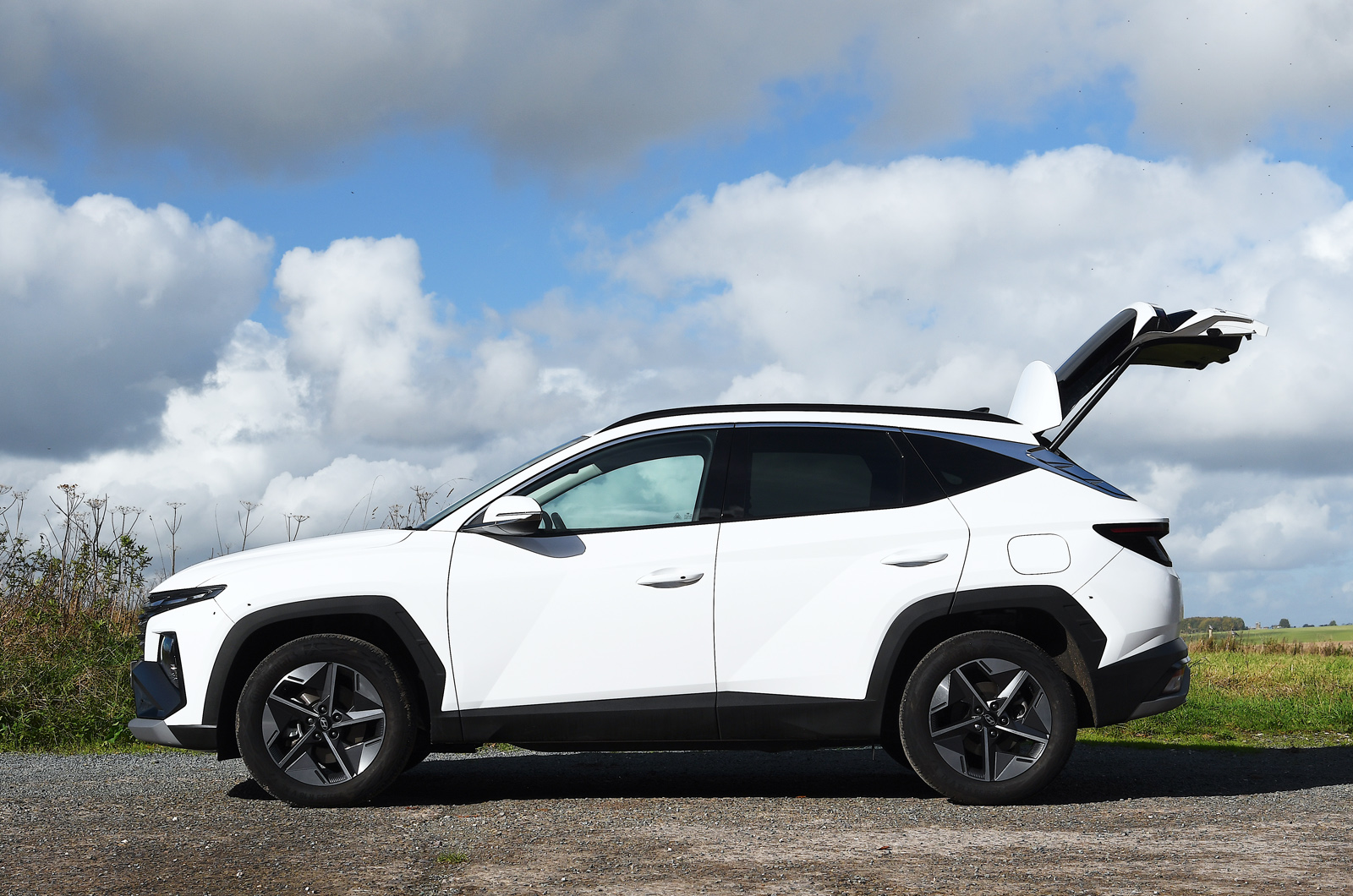 Hyundai Tucson side with boot open