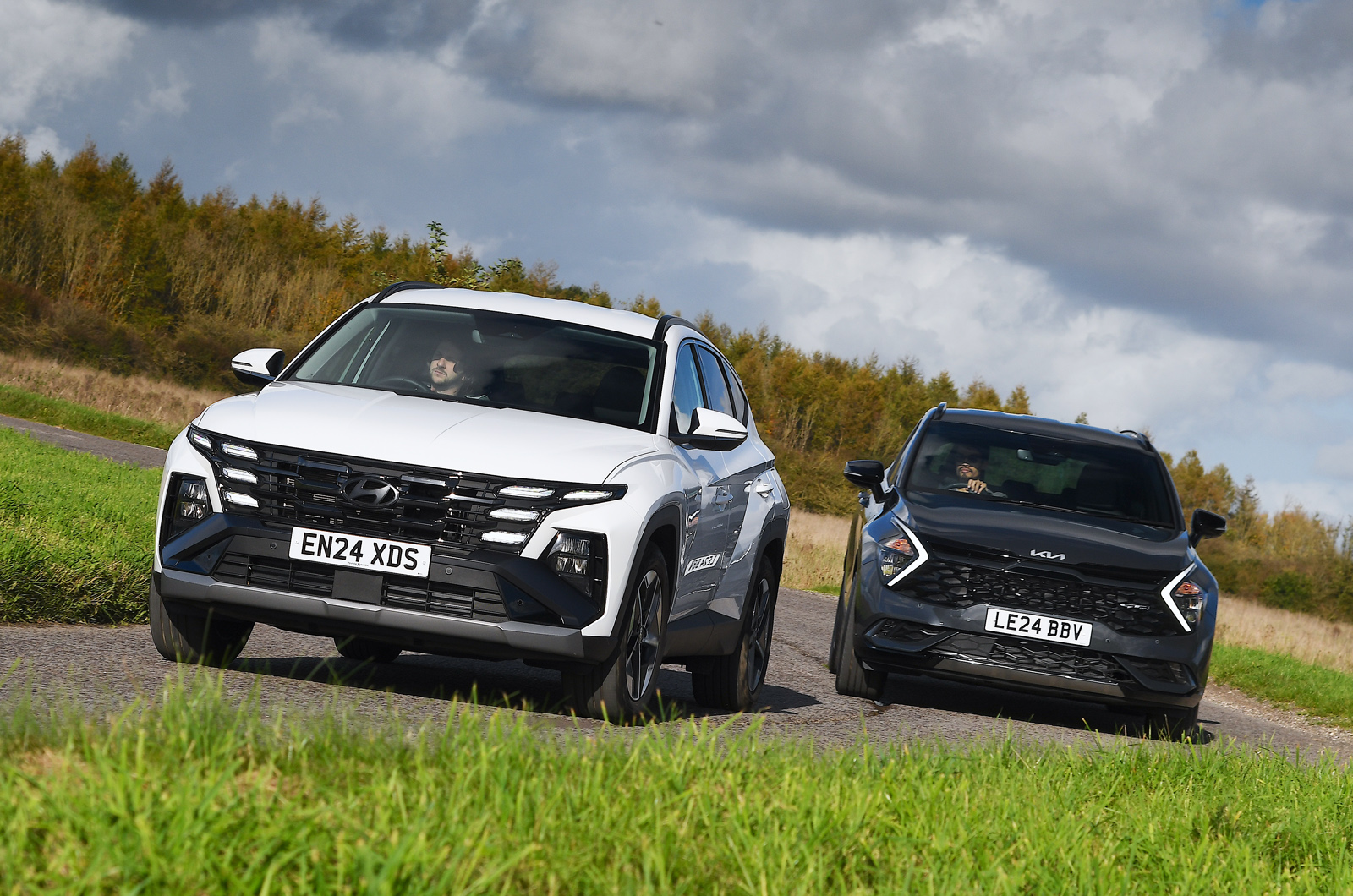Hyundai Tucson vs Kia Sportage front cornering