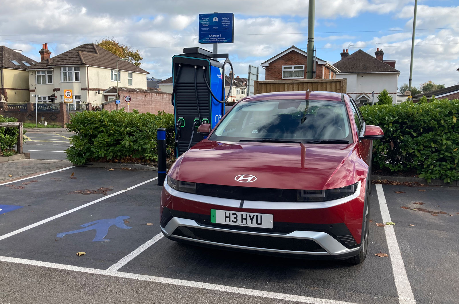 Ioniq-5-at-Mer-public-EV-charger