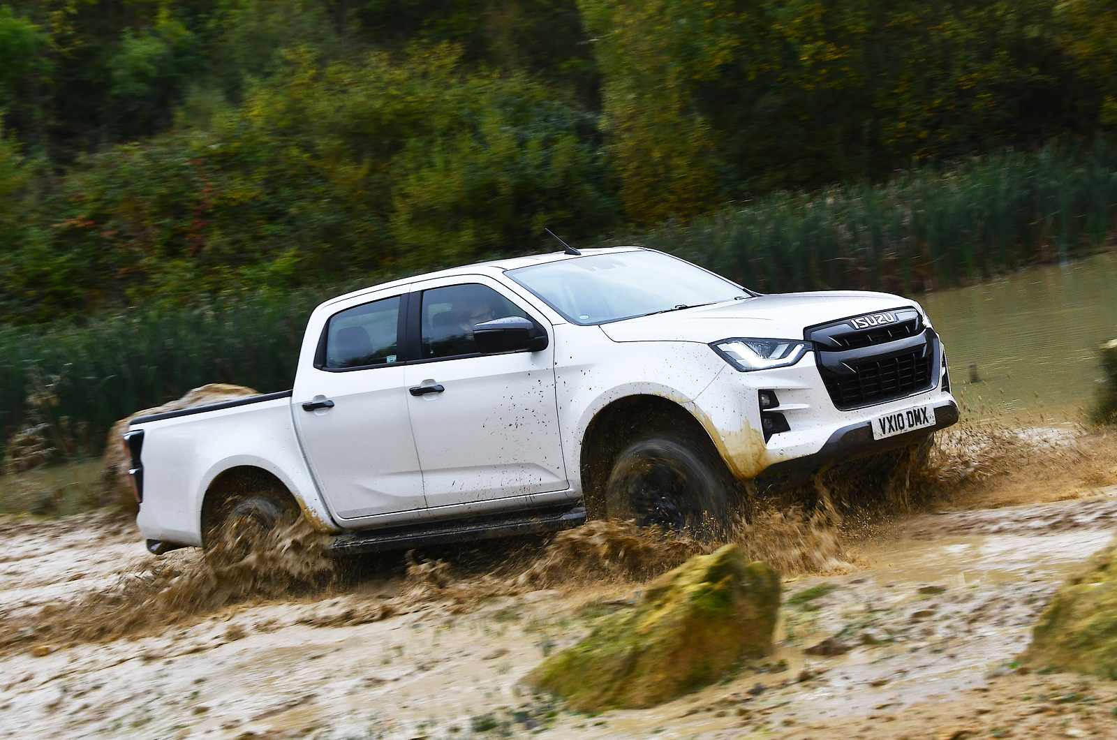 Isuzu D-Max 2022 wading through water