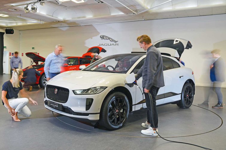 Jaguar I-Pace - reader test team