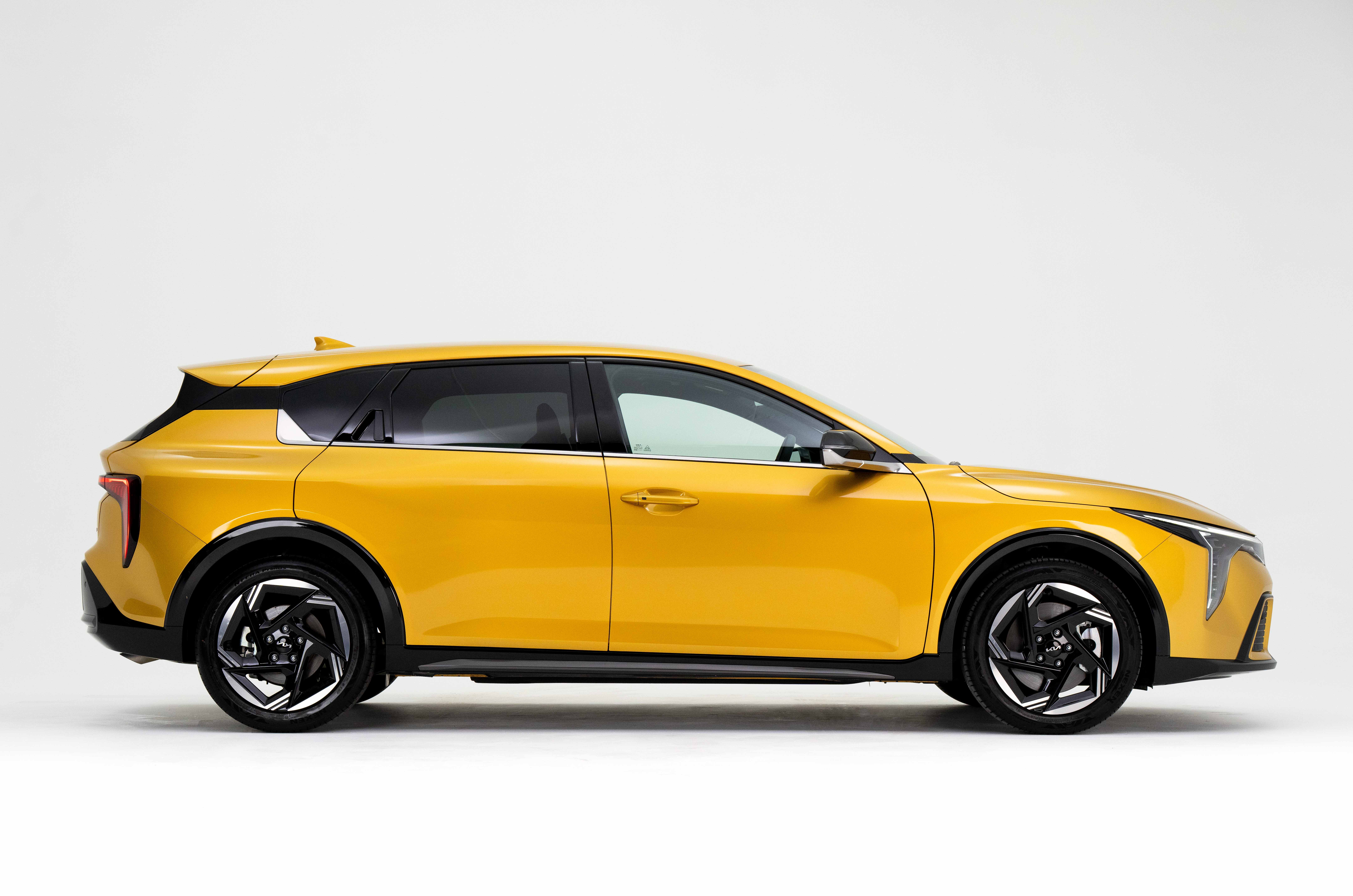 Kia K4 side static
