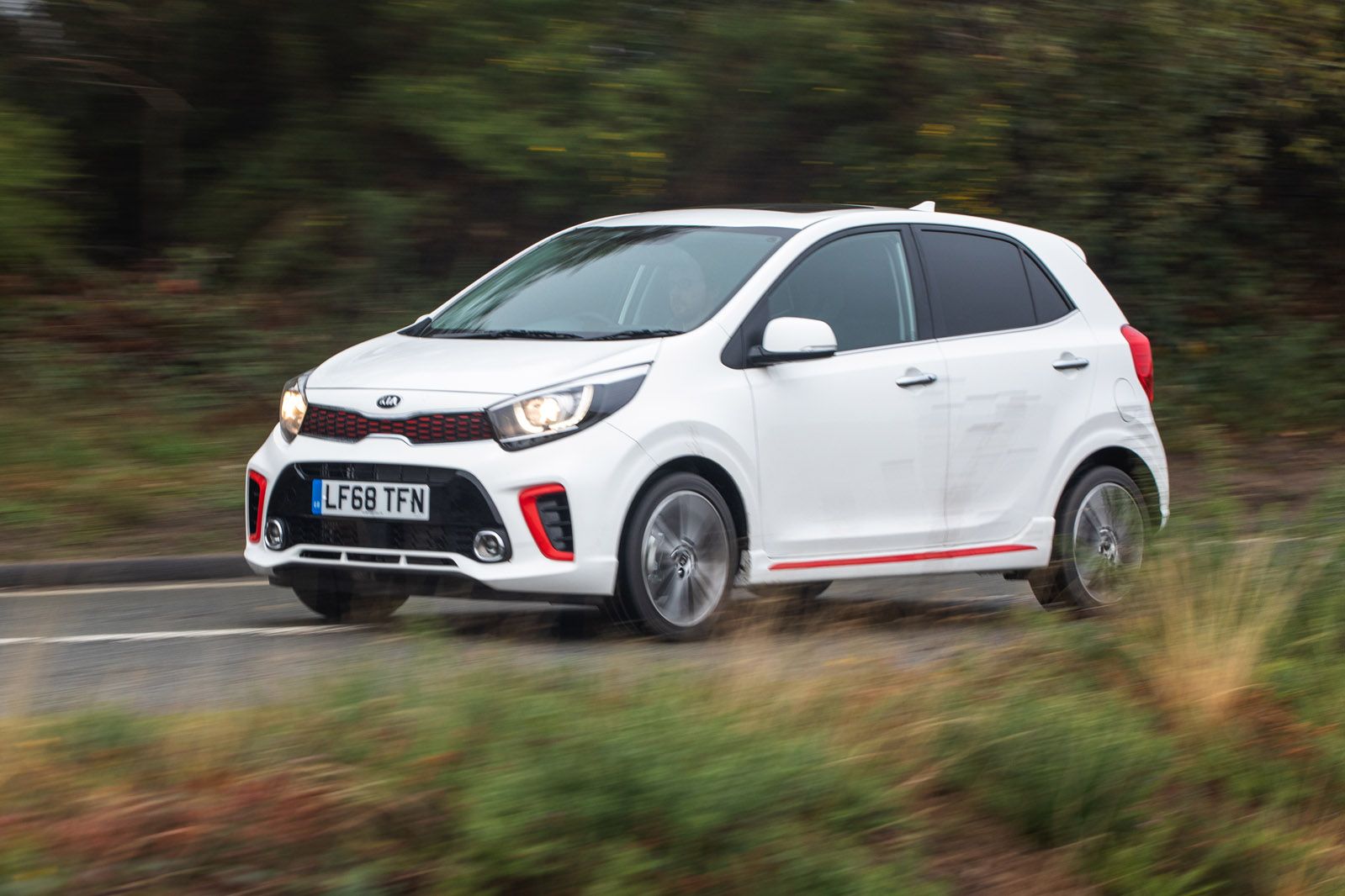 Kia Picanto 2019 front left tracking shot
