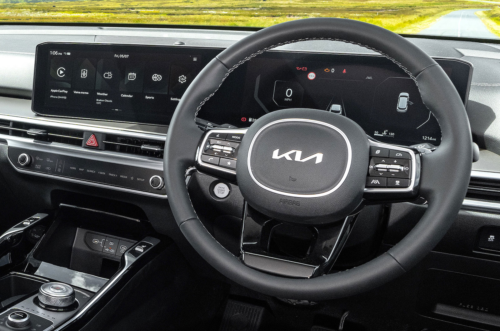 Kia Sorento steering wheel and screens