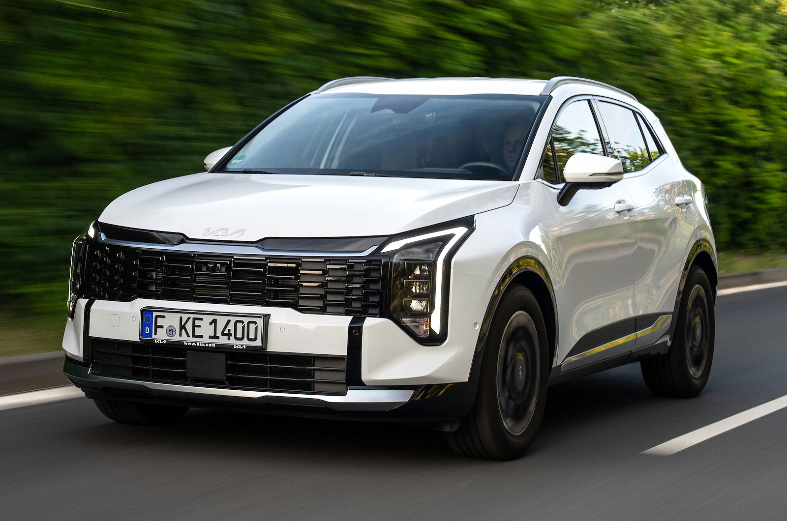 Kia Sportage front left driving