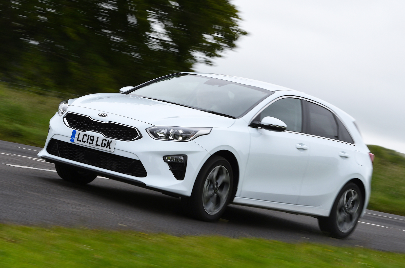 Kia Ceed front white - 19 plate