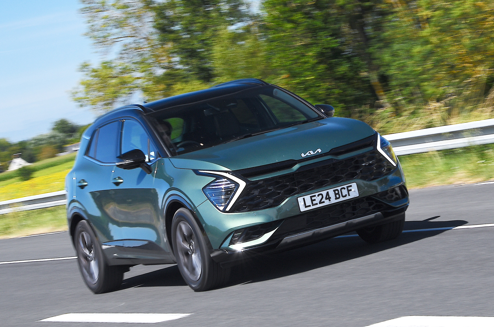 Kia Sportage driving front