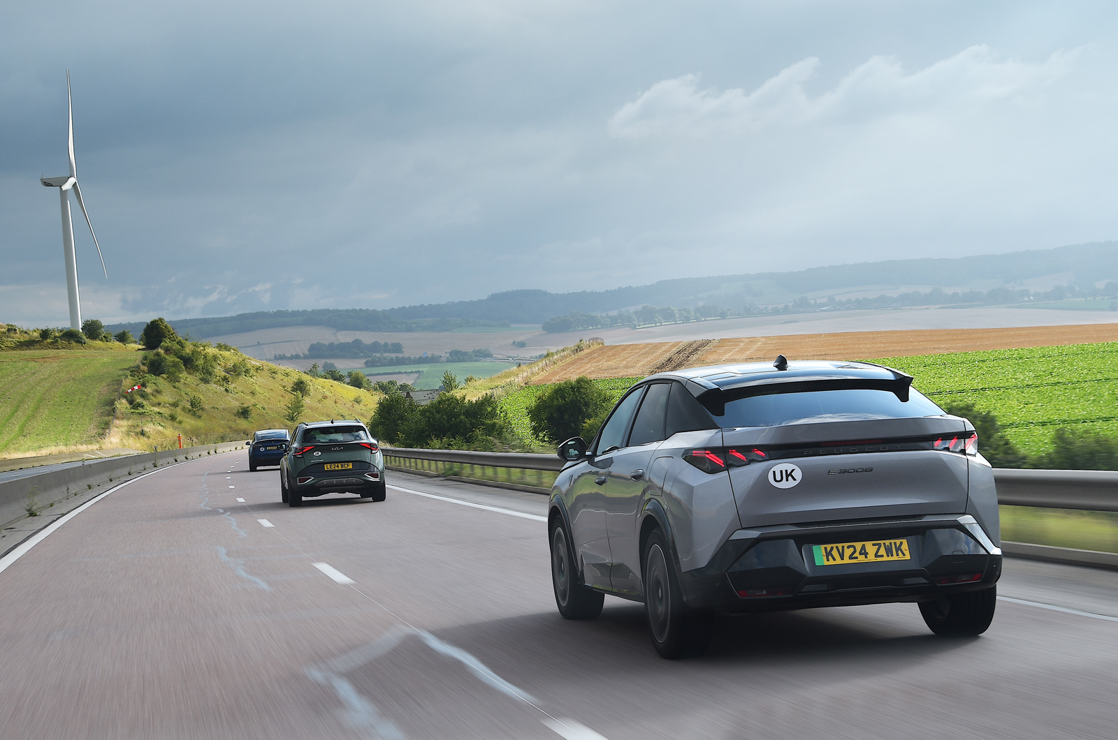 Kia Sportage vs Peugeot e-3008 vs Tesla Model Y on autoroute left rears