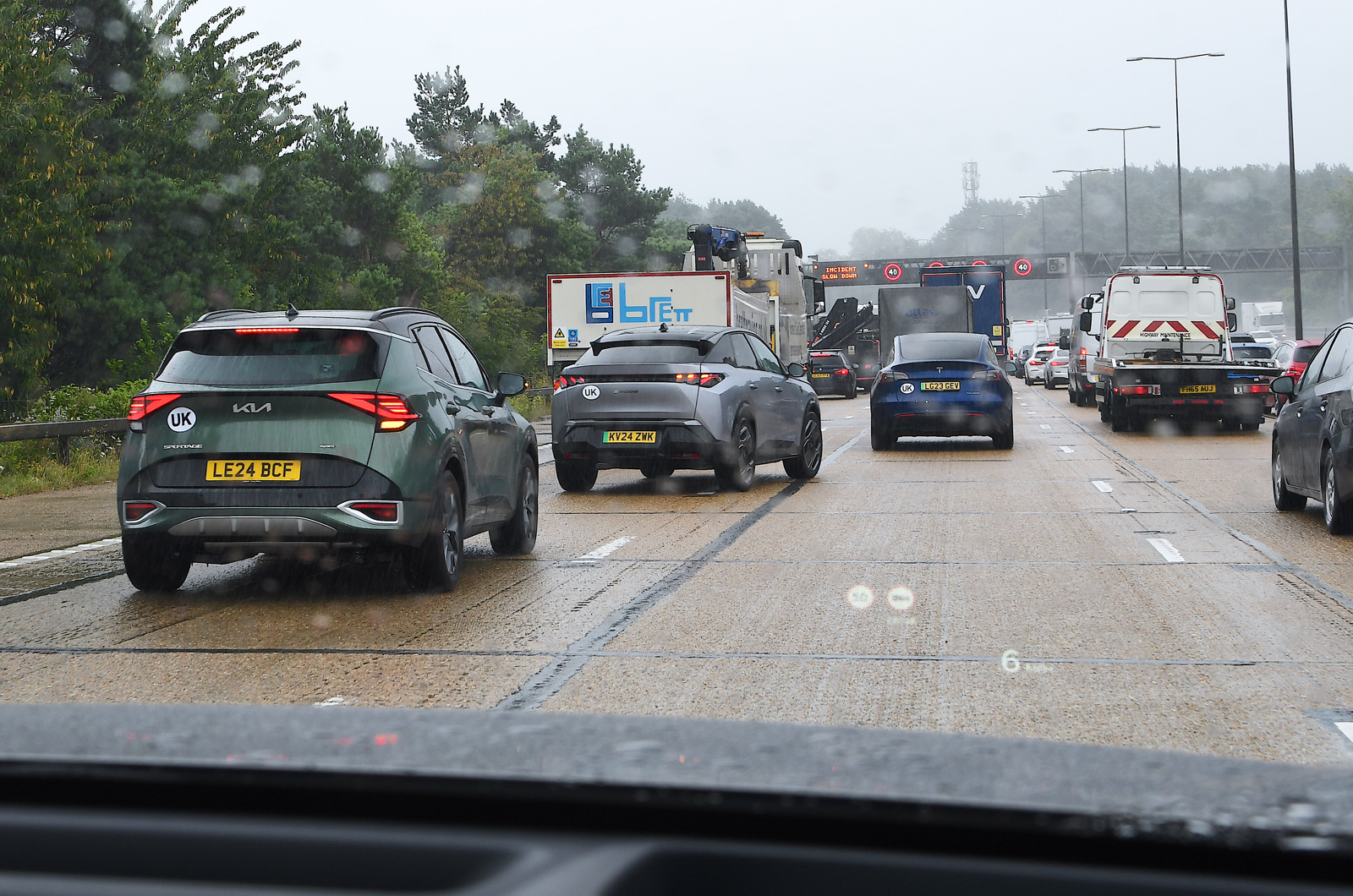 Kia Sportage vs Peugeot e-3008 vs Tesla Model Y stuck in traffic
