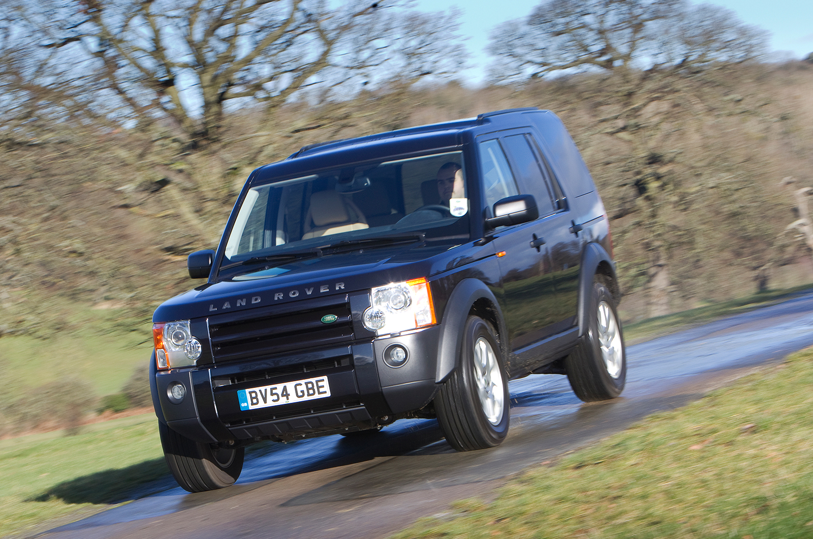Land Rover Discovery front left driving 2005