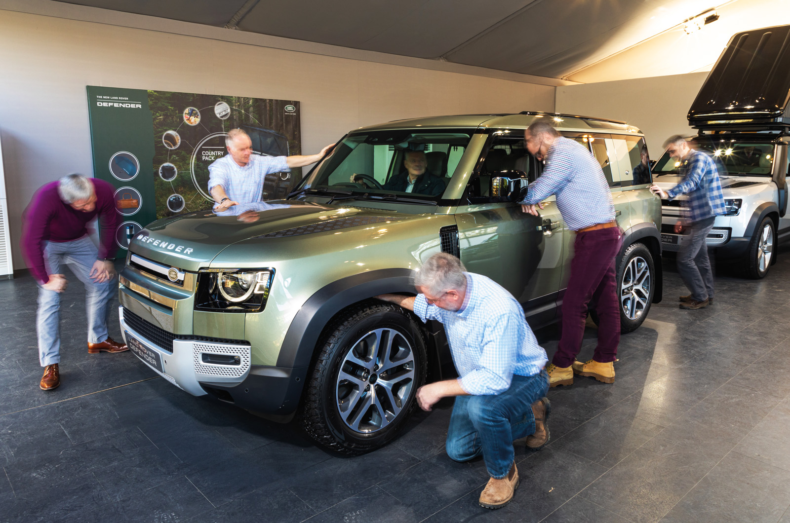 Land Rover Defender reader test team group