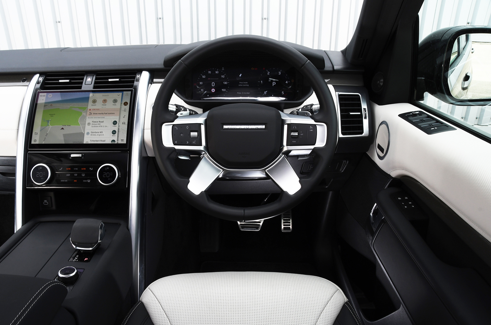 Land Rover Discovery 2021 dashboard