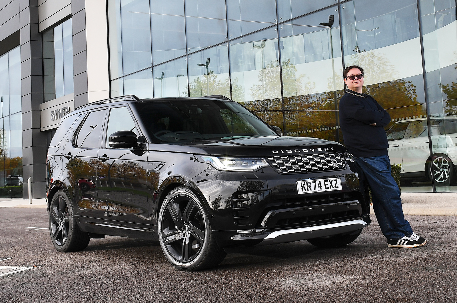 land_rover_discovery_lt_outside_showroom_with_person