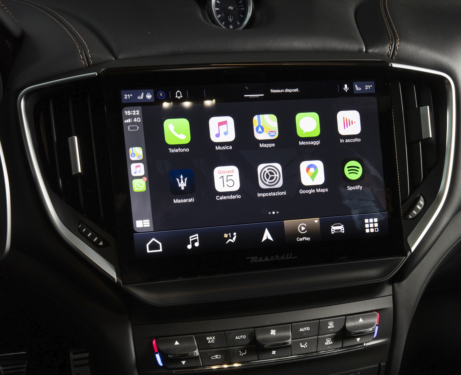 Maserati Ghibli Hybrid 2021 interior infotainment
