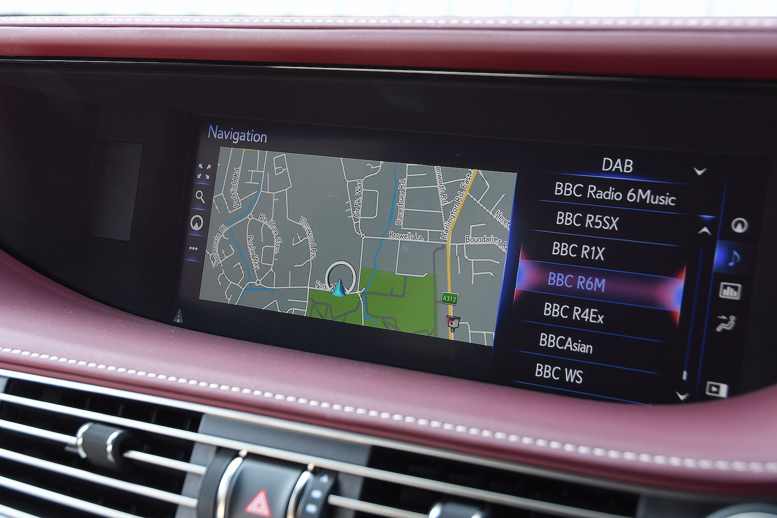 Lexus LS interior infotainment