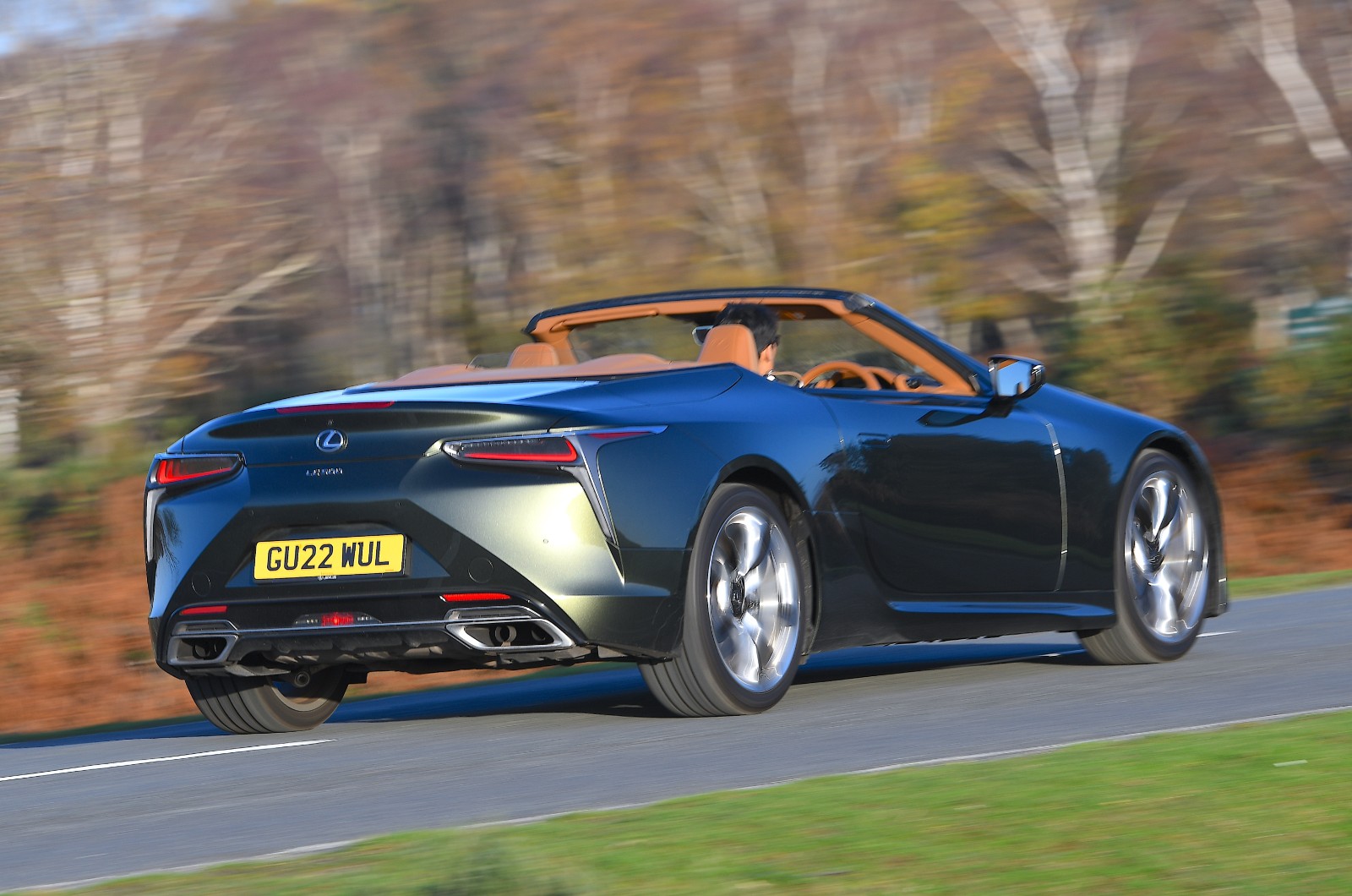 Lexus LC Convertible rear panning