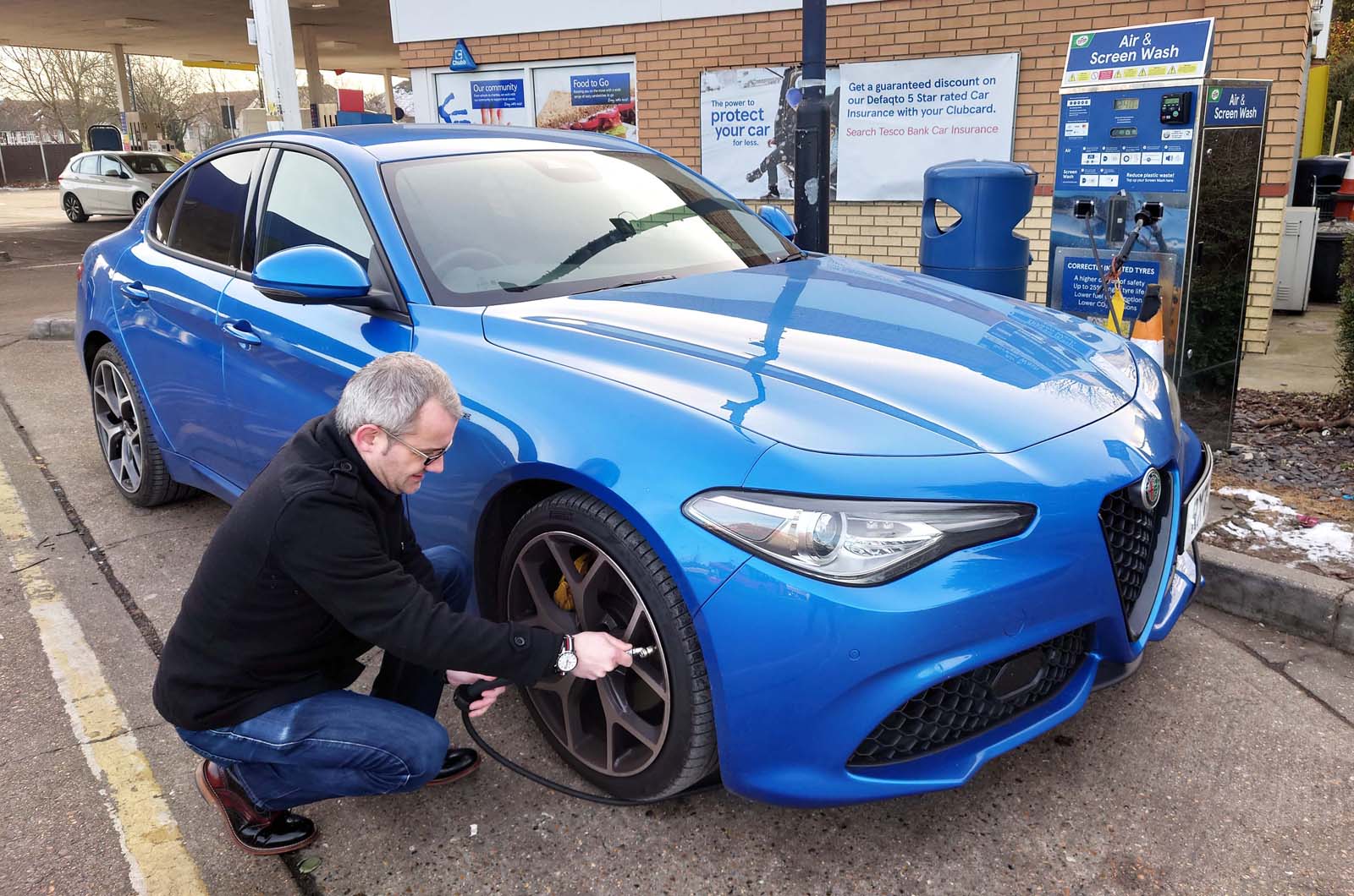 LT Alfa Romeo Giulia Veloce - checking tyre pressures