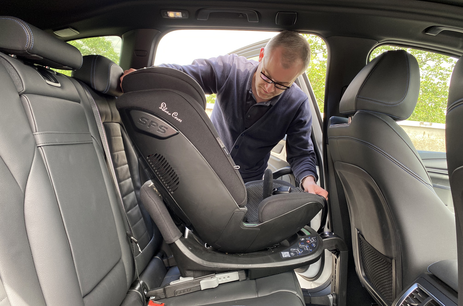 LT BMW iX3 - installing child seat