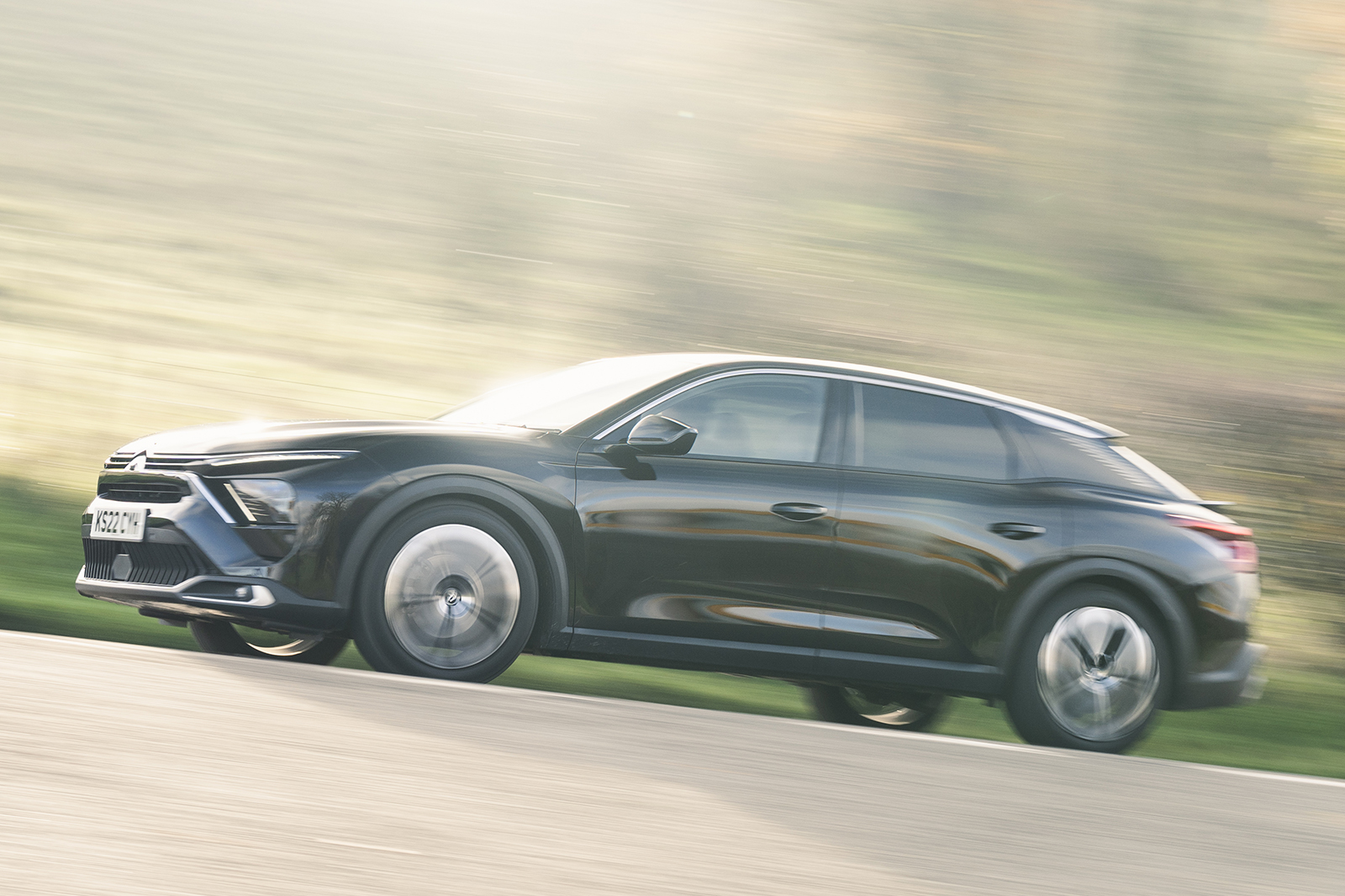 Citroen C5 X panning shot