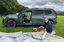 max-blowing-up-tent-with-dacia-jogger