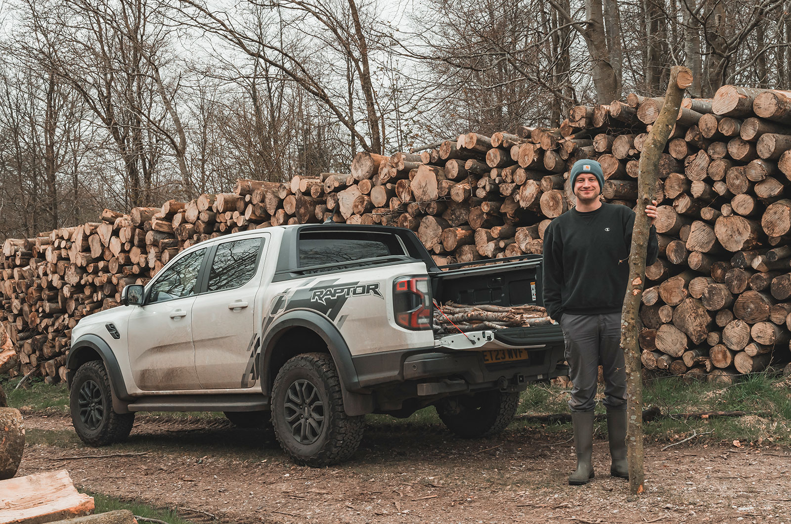Max carrying logs with Ford Ranger Raptor