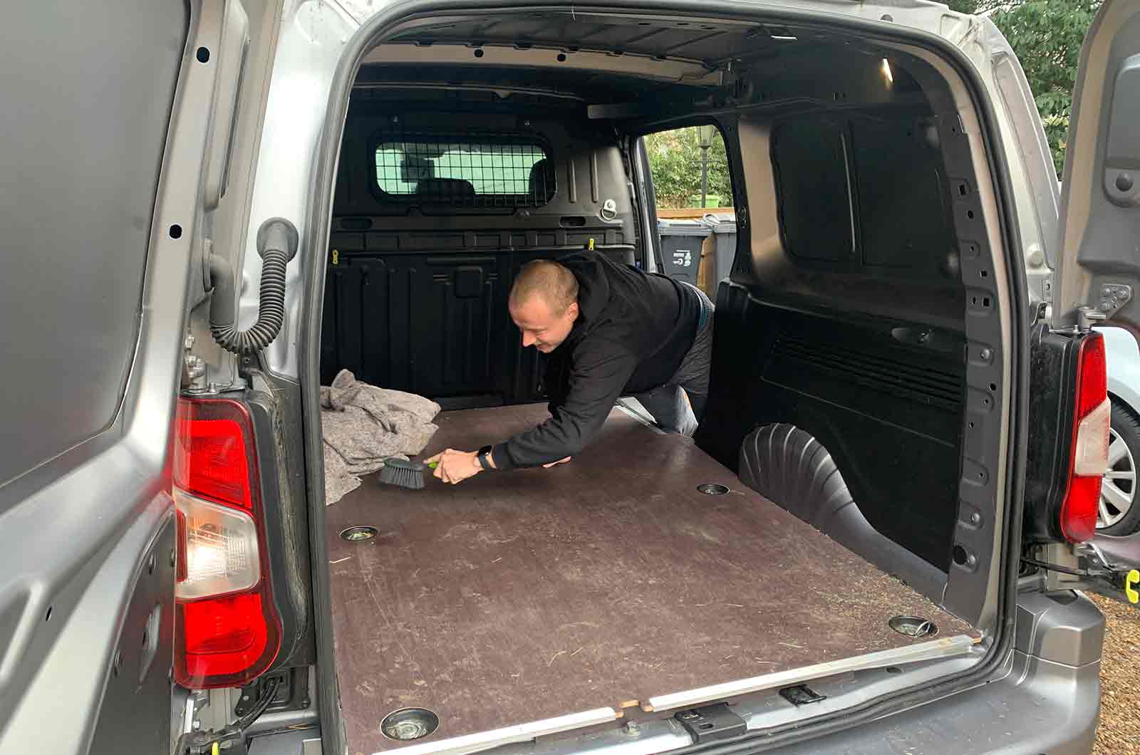 Max cleaning Citroën Berlingo van interior