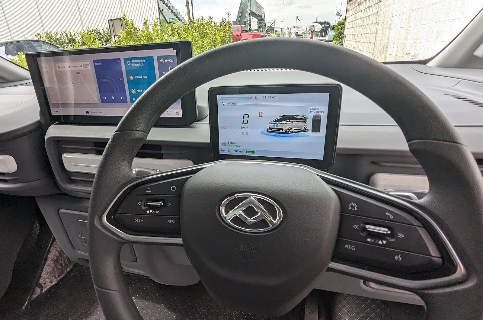 Maxus eDeliver 5 steering wheel and screens
