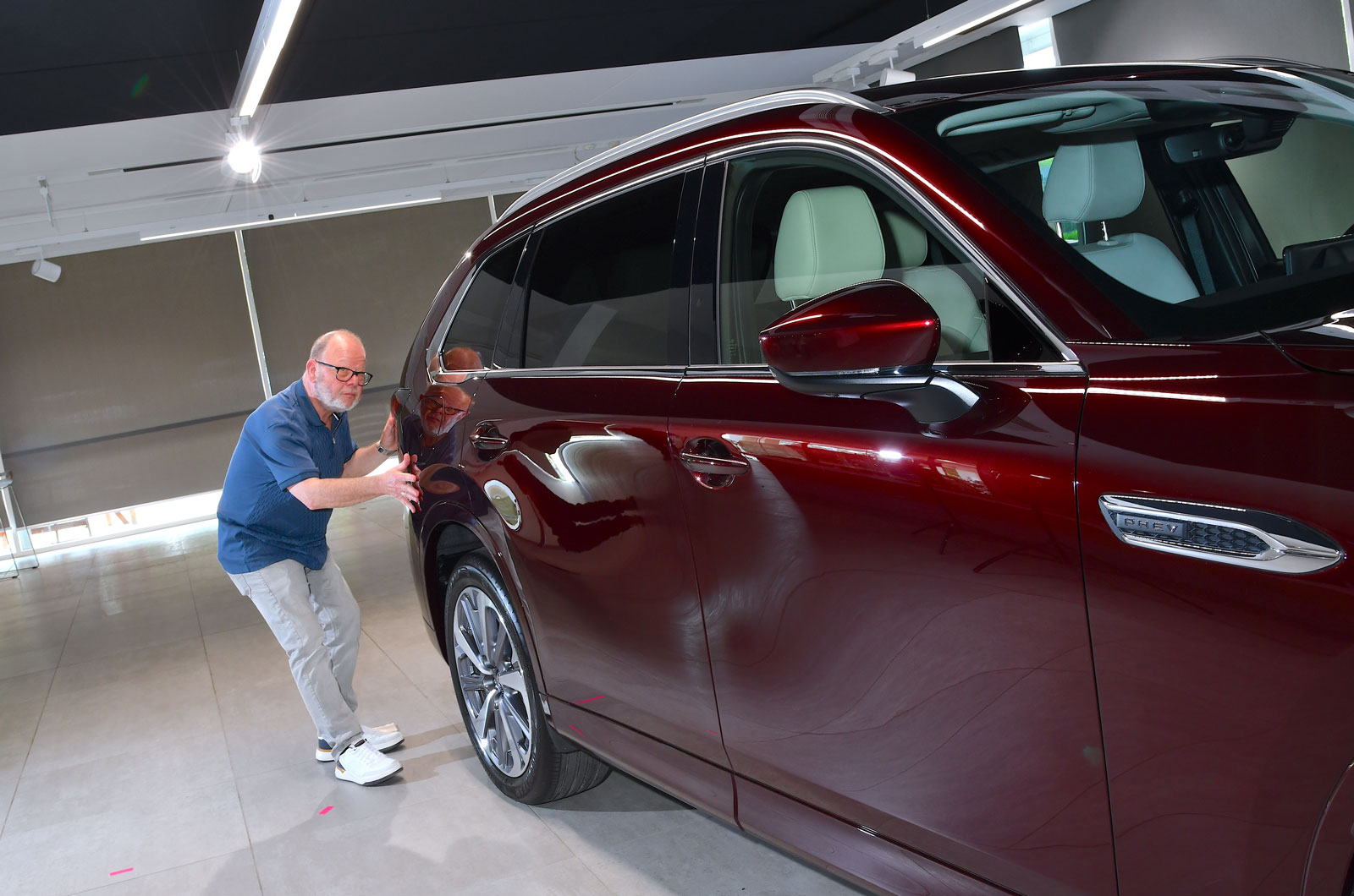 Mazda CX-80 reader test team reader looking at car