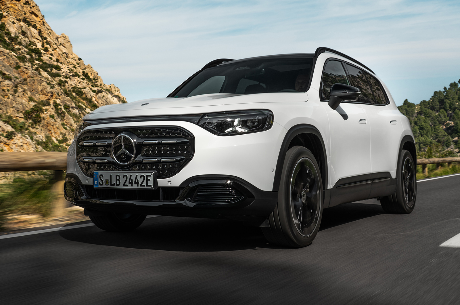 Mercedes GLB driving front left