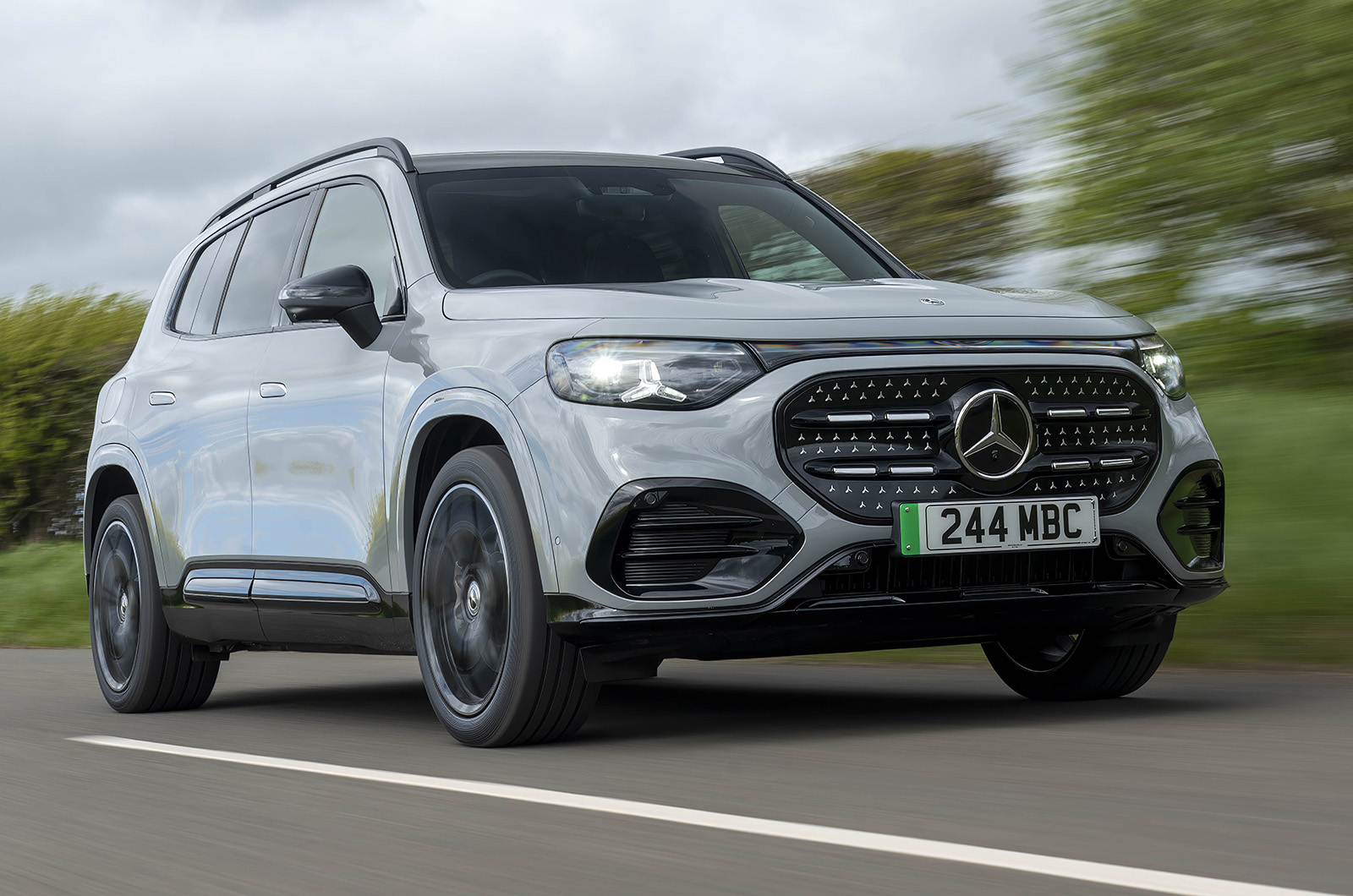 Mercedes GLB driving front right