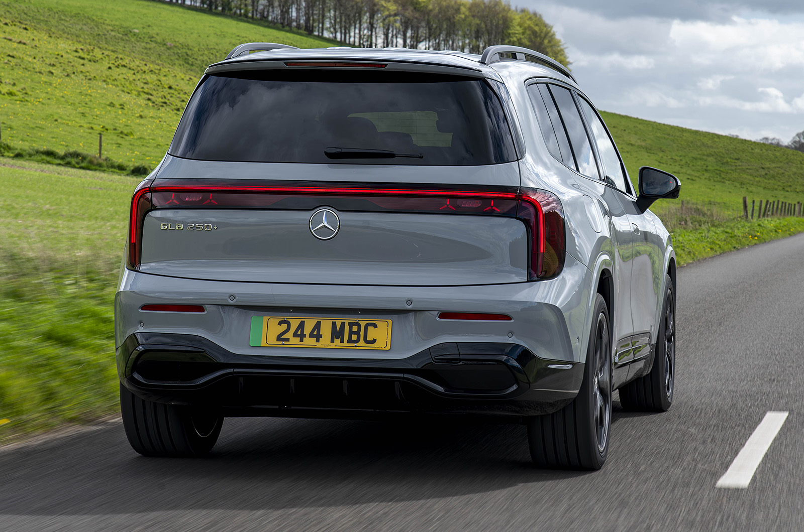 Mercedes GLB driving rear right