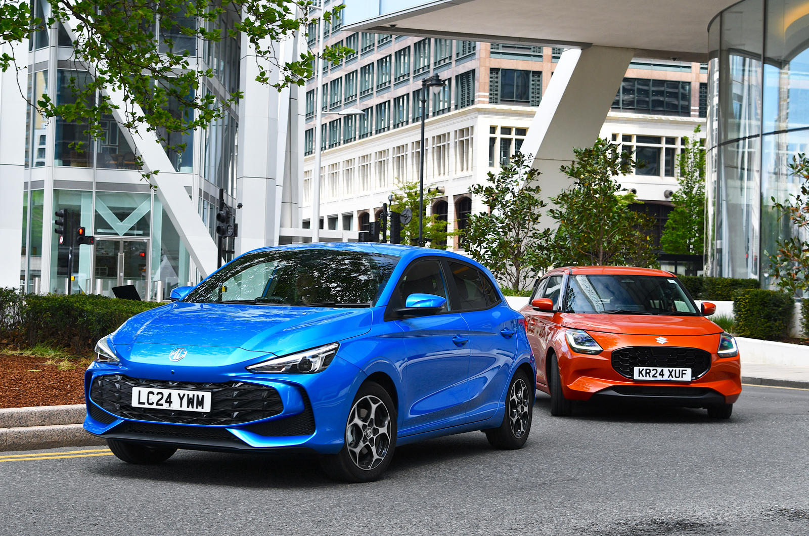 MG 3 vs Suzuki Swift fronts on roundabout