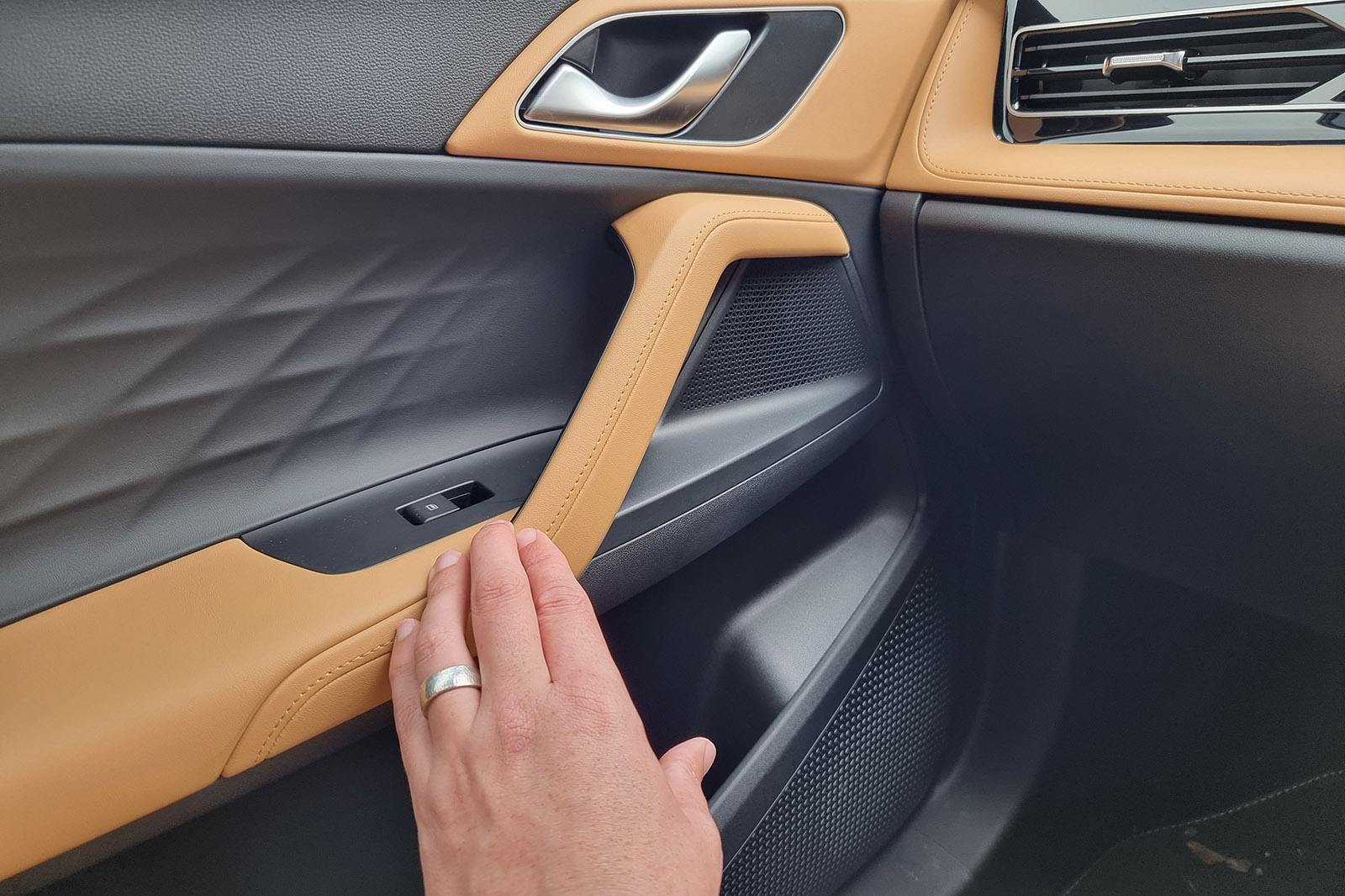 MG HS long-term test leather on door pulls