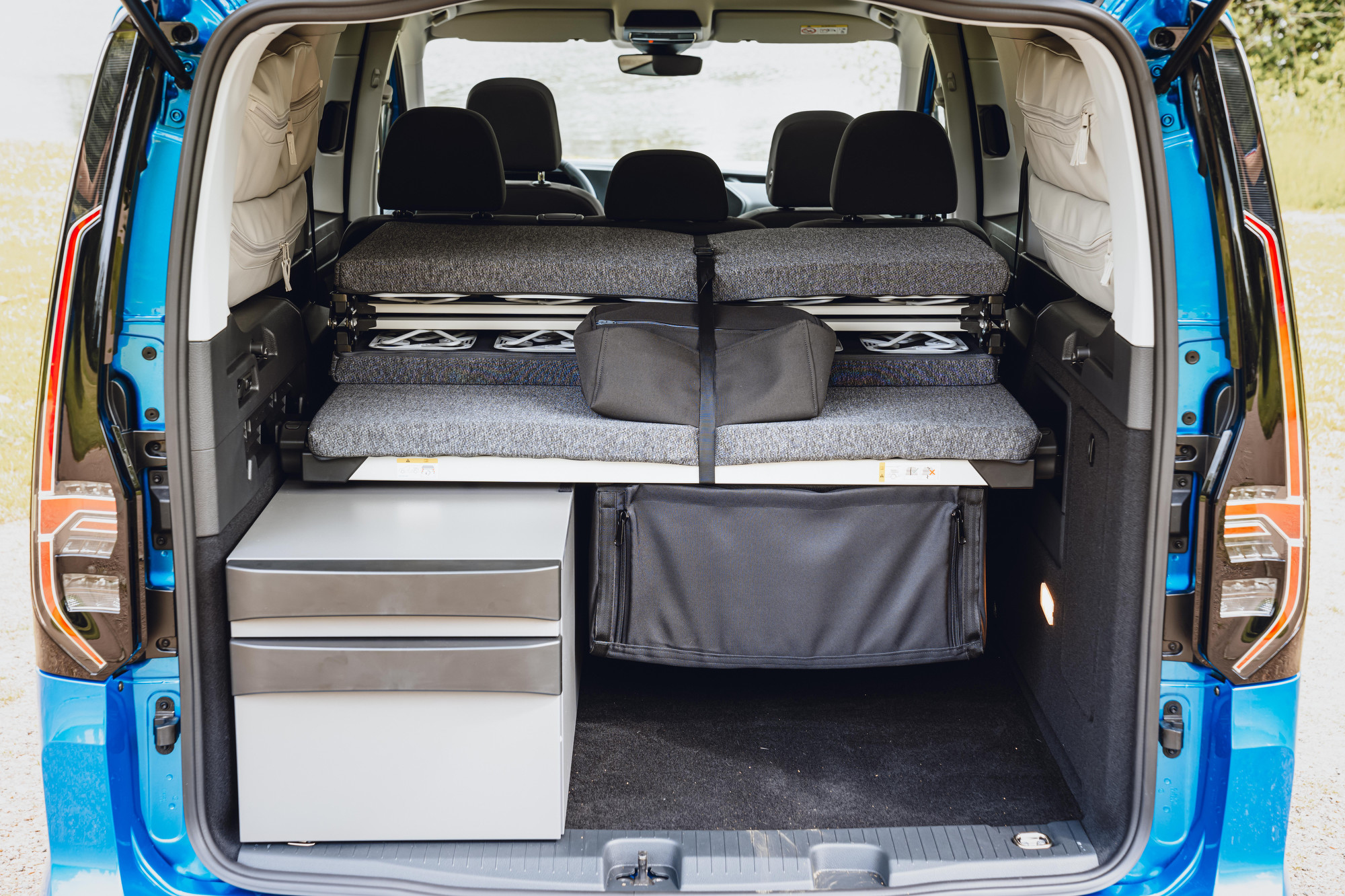 Volkswagen Caddy California rear door open