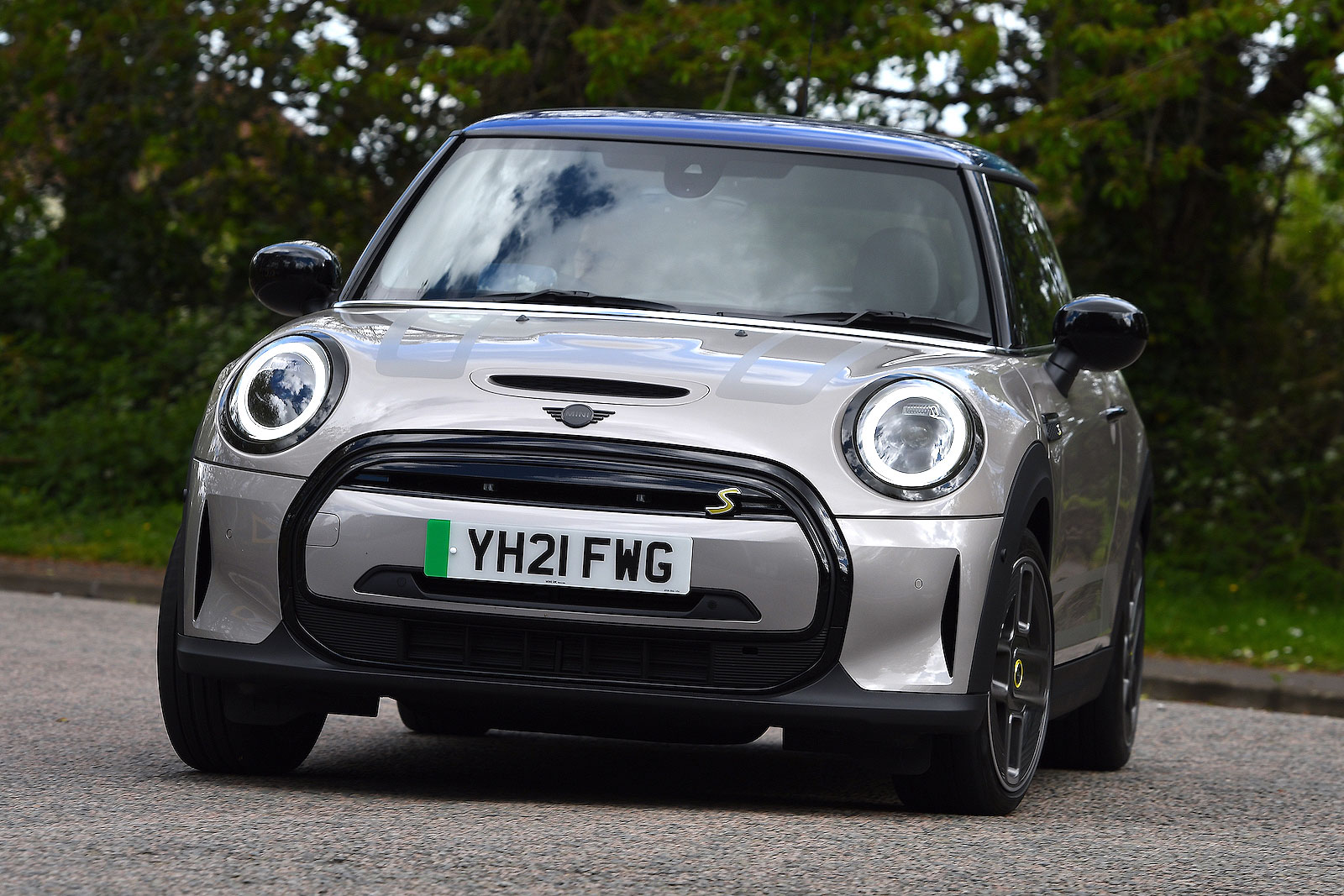 Mini Electric 2023 driving