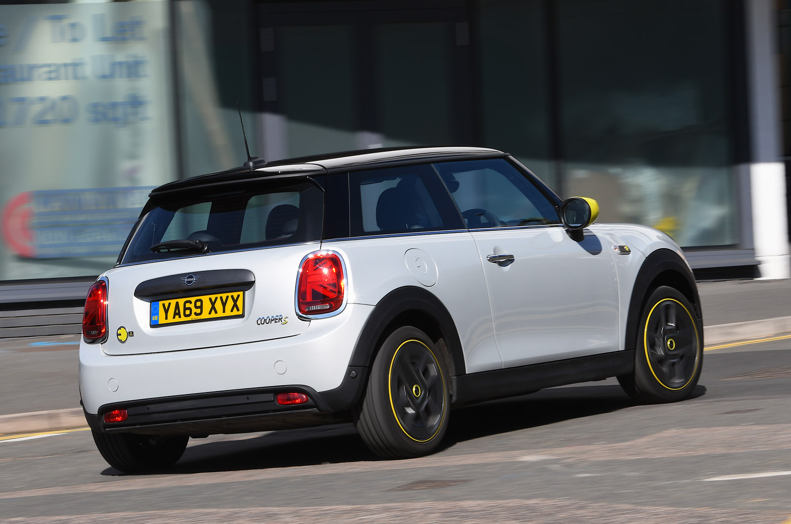 ​Mini Electric rear cornering
