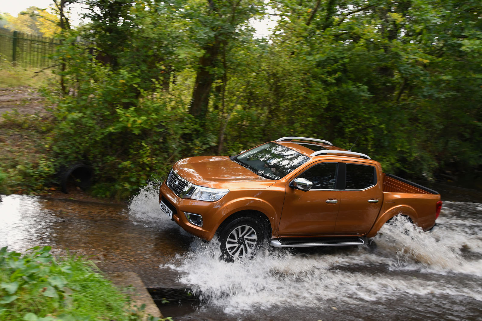 Nissan Navara 2018 RHD fording river