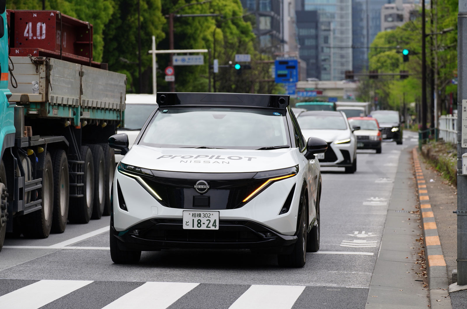 Nissan-Ariya-self-driving-car-front-in-traffic