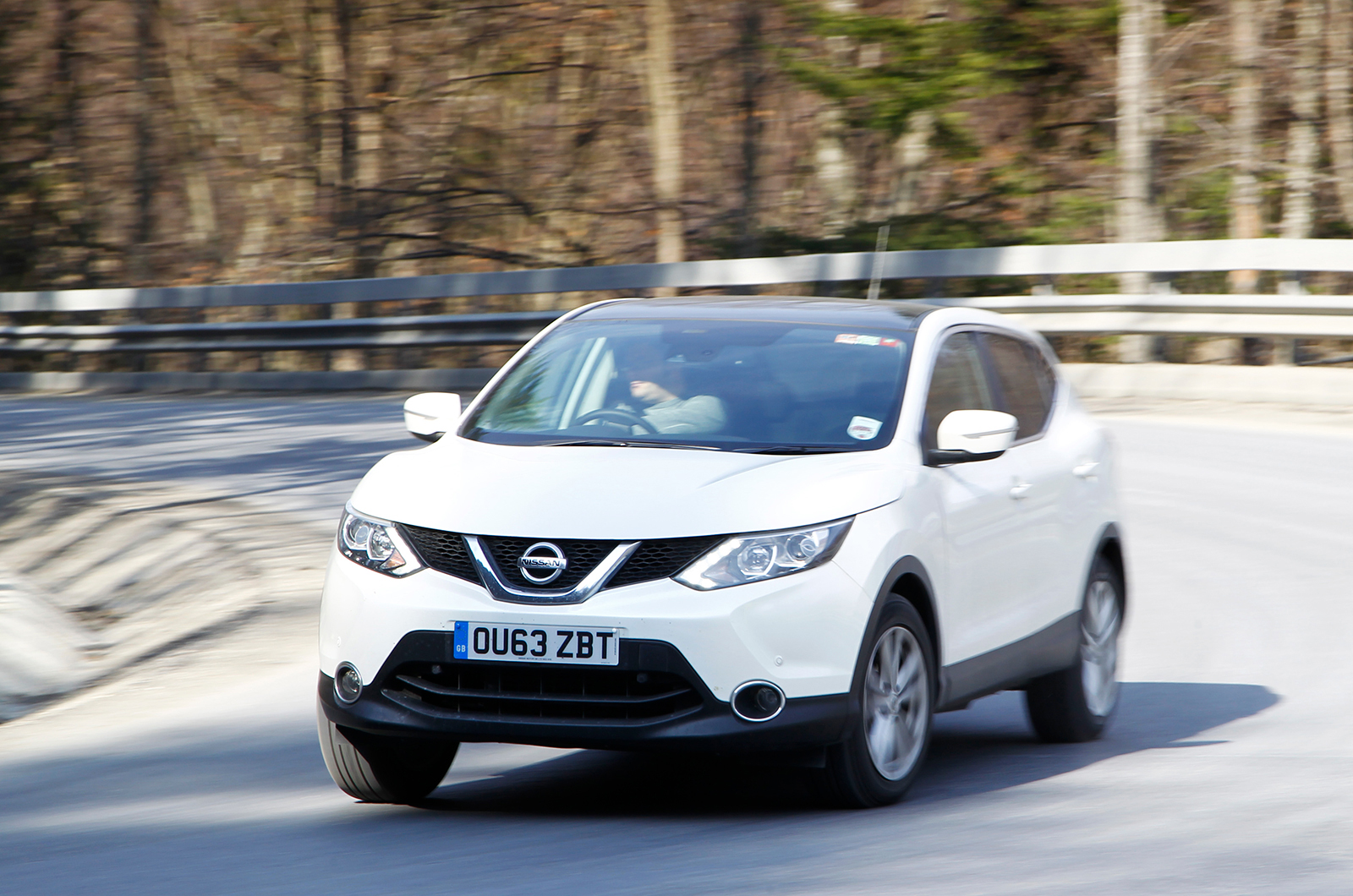 Nissan Qashqai front cornering 2014