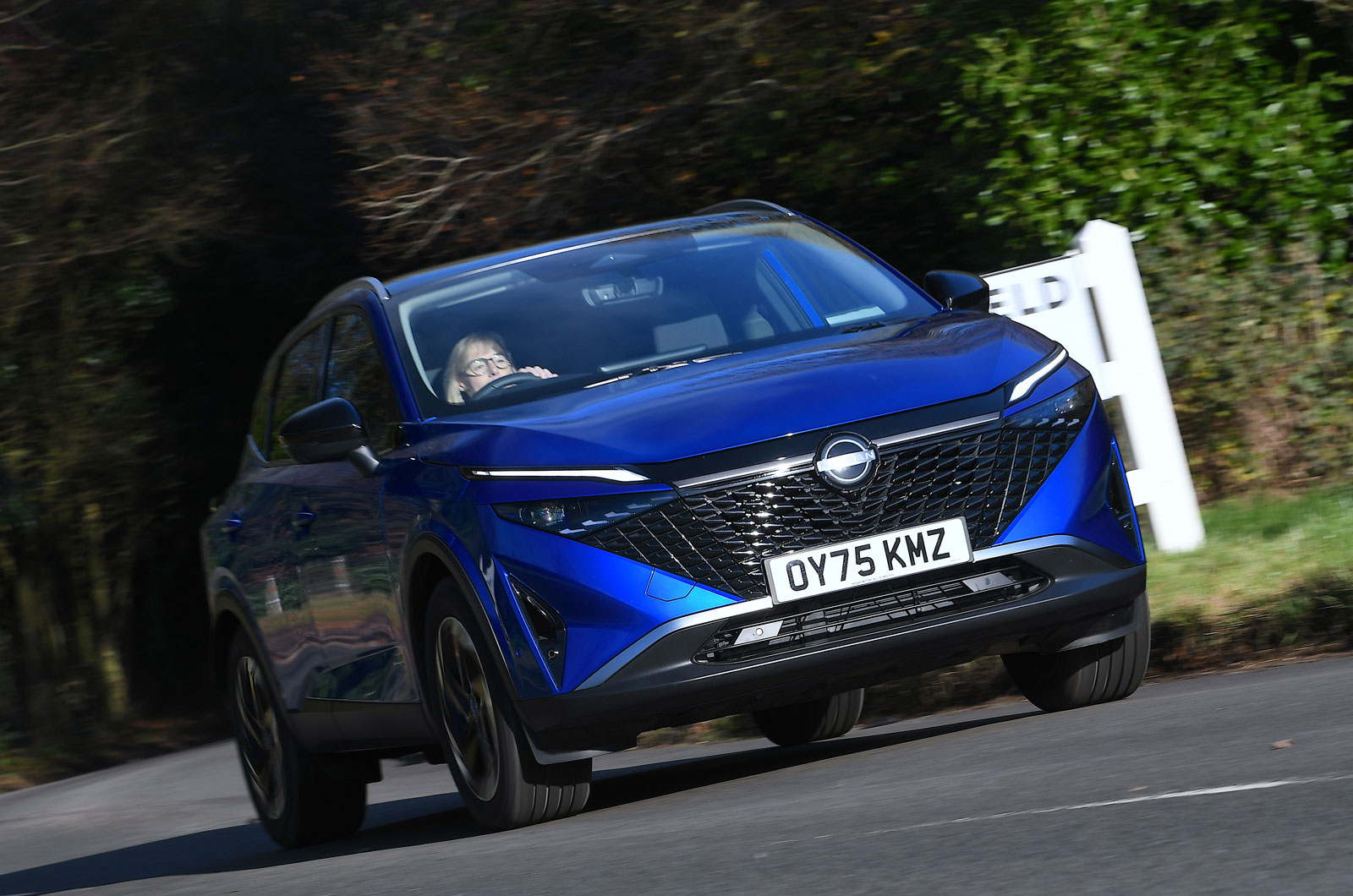 Nissan-qashqai-front-driving