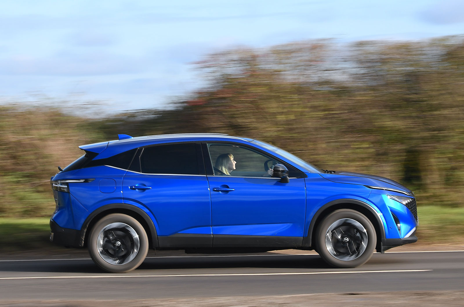 Nissan-qashqai-side-driving