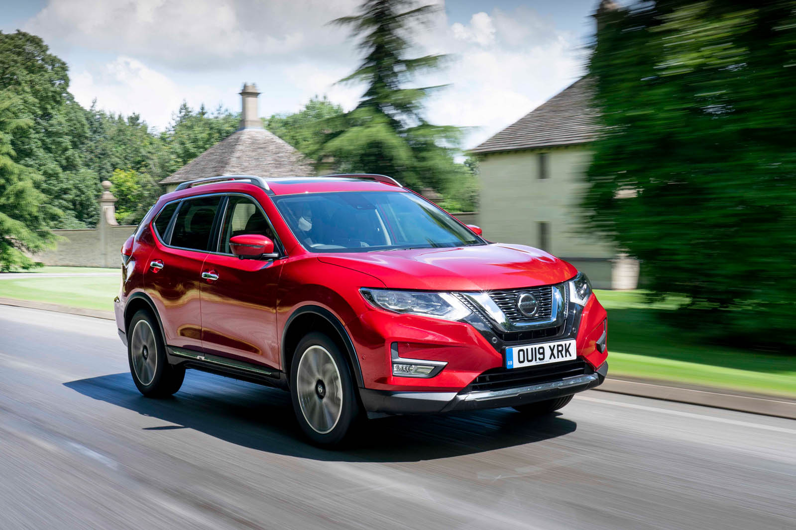 Nissan X-Trail 2019 RHD front right tracking