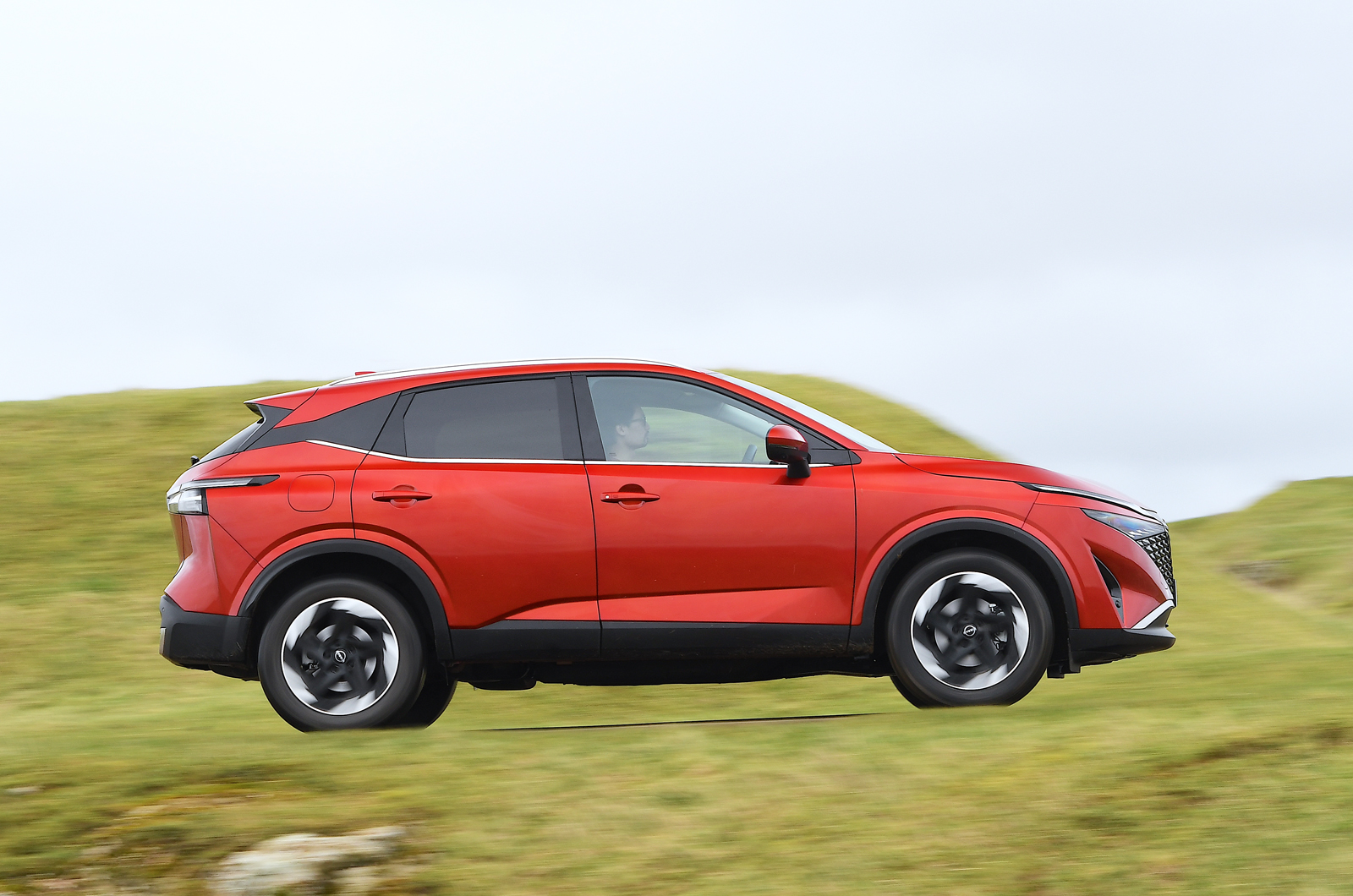 Nissan Qashqai side driving