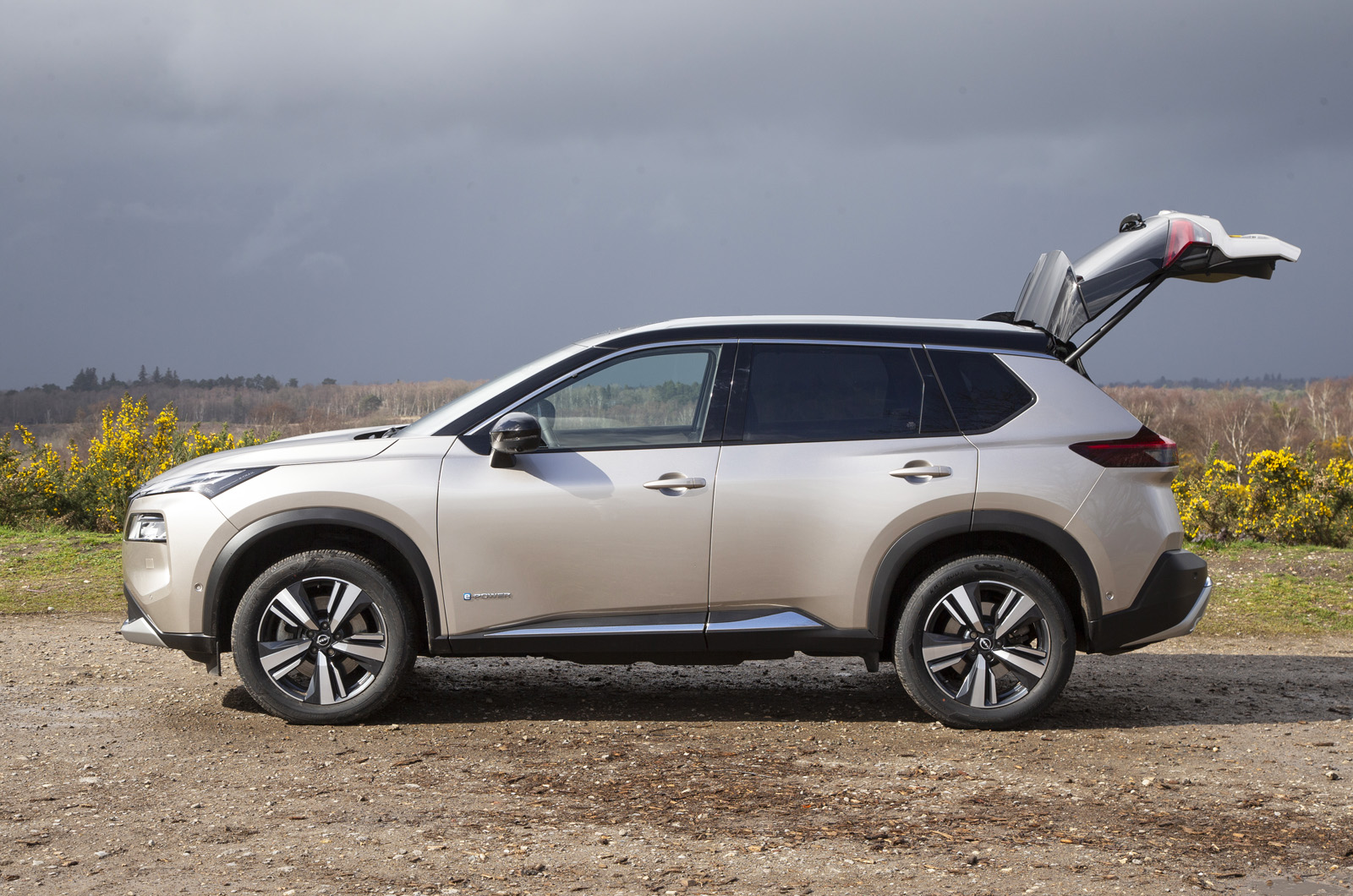 Nissan X-Trail side with boot open