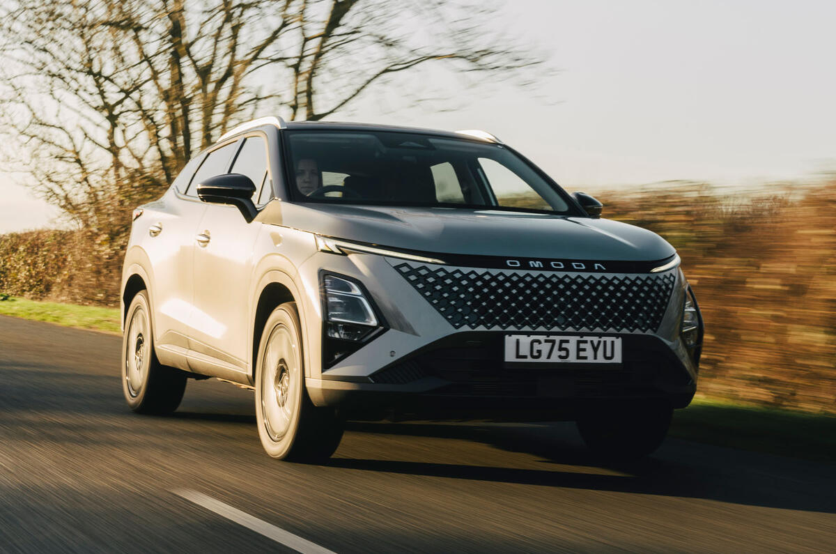 Omoda 5 hybrid front driving