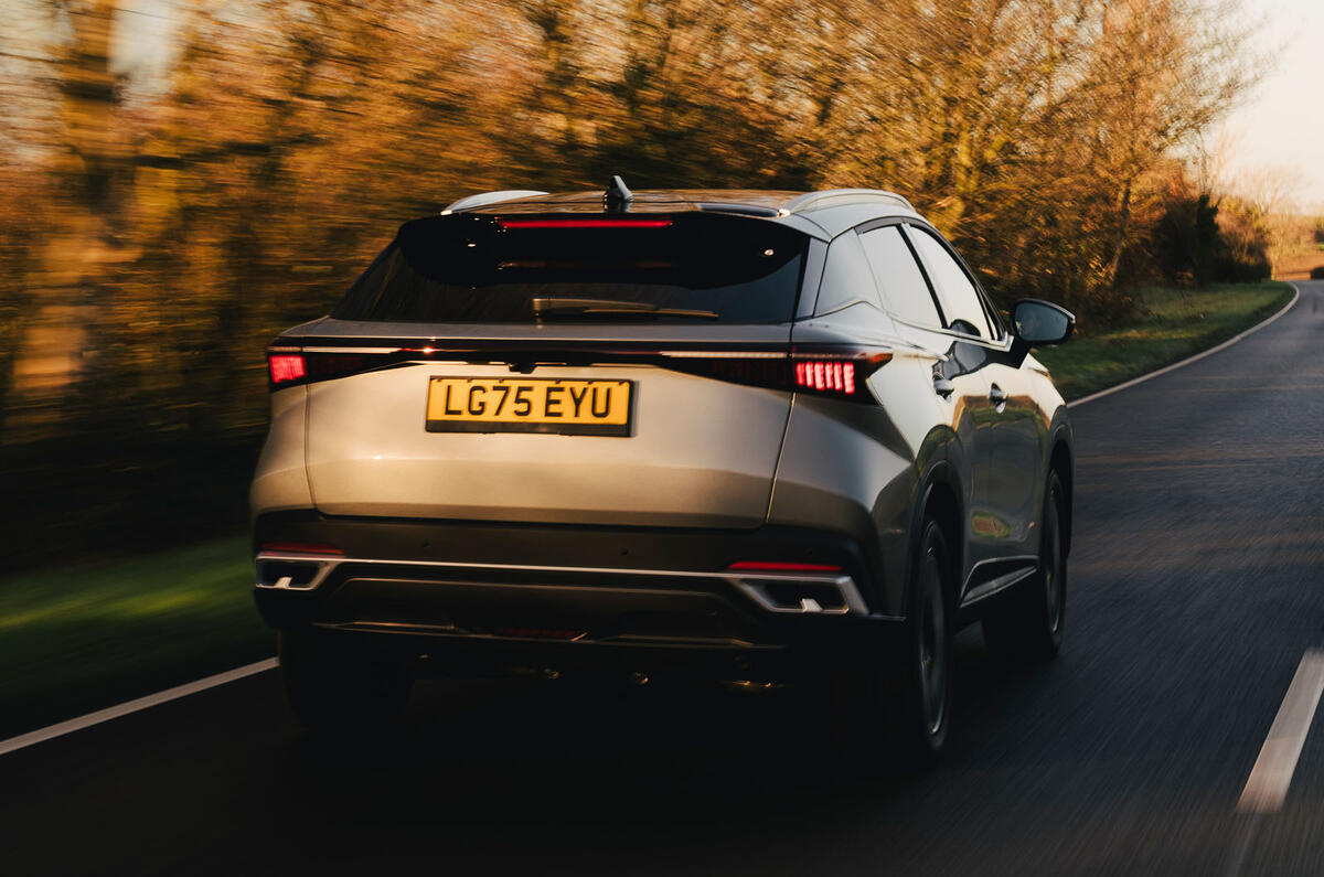 Omoda 5 hybrid rear driving