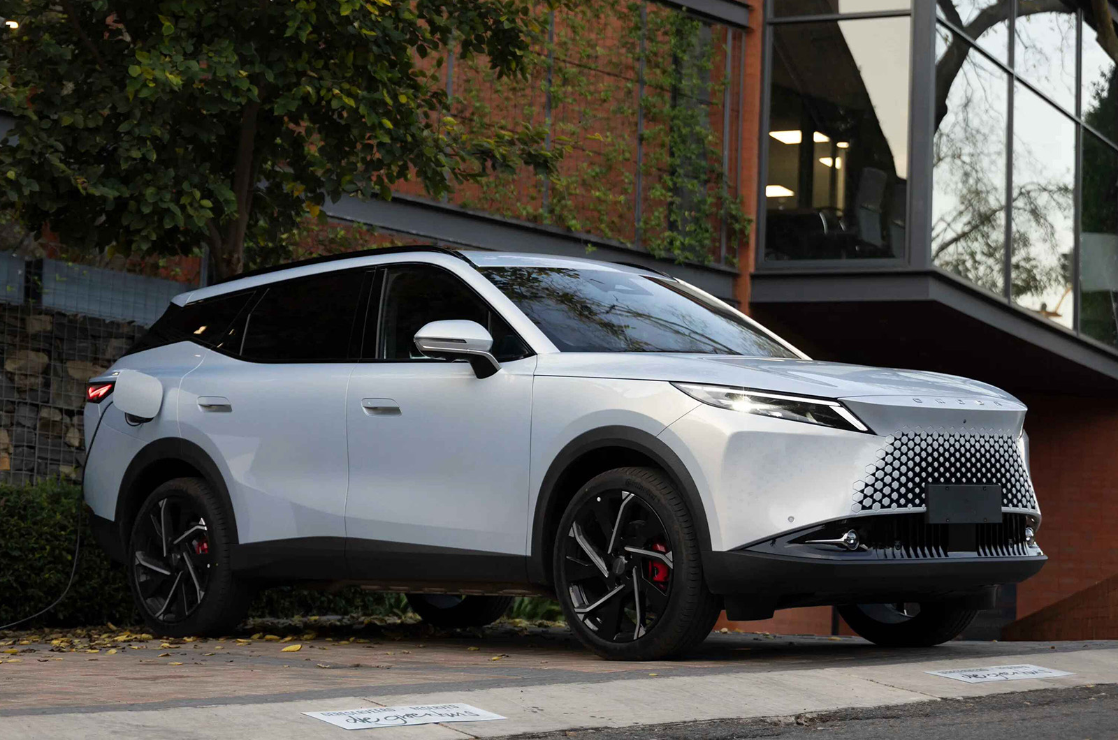 Omoda 7 front quarter static