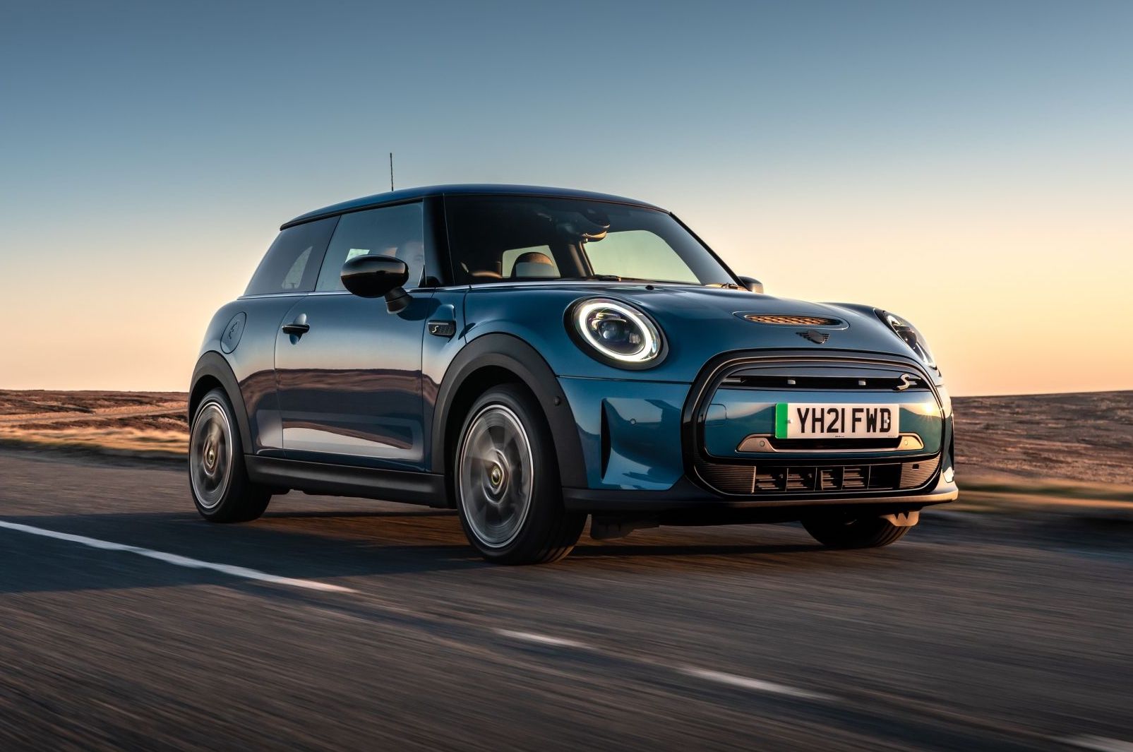 Mini Electric 2021 front right tracking